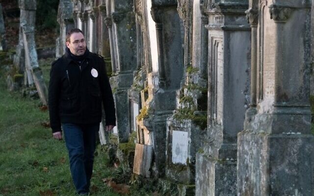 Le « gardien de la mémoire » Lionel Godmet dans le cimetière juif de Jungholtz, dans l'est de la France, le 10 décembre 2019. (Crédit : SEBASTIEN BOZON / AFP) Le « gardien de la mémoire » Lionel Godmet dans le cimetière juif de Jungholtz, dans l'est de la France, le 10 décembre 2019. (Crédit : SEBASTIEN BOZON / AFP)