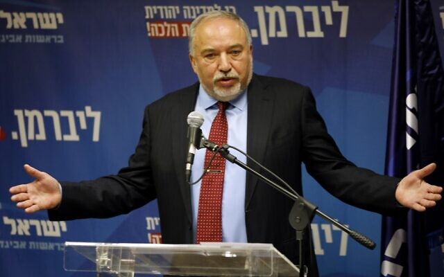 Avigdor Liberman, chef du parti de Yisrael Beitenu, lors d'une déclaration à la presse, à Jérusalem, le 11 décembre 2019. (Menahem KAHANA / AFP)