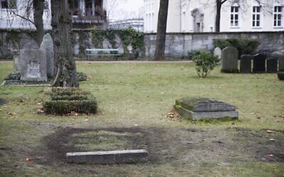 La tombe de Reinhard Heydrich, puissant chef du bureau de sécurité du Reich d'Hitler pendant la Seconde Guerre mondiale, est représentée à Berlin le 16 décembre 2019. (Crédit : Odd ANDERSEN / AFP)