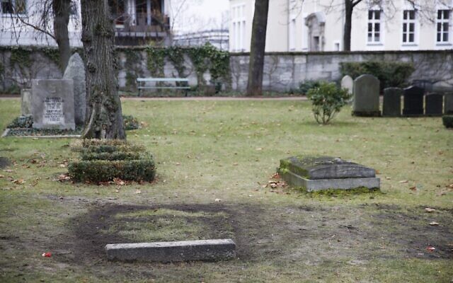 La tombe de Reinhard Heydrich, puissant chef du bureau de sécurité du Reich d'Hitler pendant la Seconde Guerre mondiale, est représentée à Berlin le 16 décembre 2019. (Crédit : Odd ANDERSEN / AFP) La tombe de Reinhard Heydrich, puissant chef du bureau de sécurité du Reich d'Hitler pendant la Seconde Guerre mondiale, est représentée à Berlin le 16 décembre 2019. (Crédit : Odd ANDERSEN / AFP)