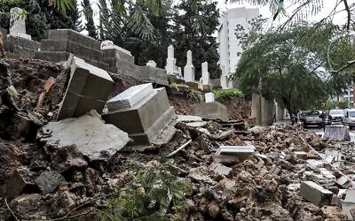 Des tombes endommagées par le mauvais temps lors d'une tempête hivernale au cimetière juif de la capitale libanaise, Beyrouth, le 26 décembre 2019. (Crédit : ANWAR AMRO / AFP)