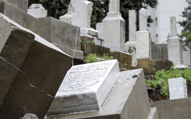 Des tombes endommagées par le mauvais temps lors d'une tempête hivernale au cimetière juif de la capitale libanaise, Beyrouth, le 26 décembre 2019. (Crédit : ANWAR AMRO / AFP)