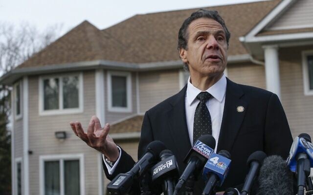 Le gouverneur de New York Andrew Cuomo s'adresse aux médias à l'extérieur de la maison du rabbin Chaim Rottenberg après une attaque à la machette qui a eu lieu à l'intérieur de la maison du rabbin pendant la fête juive de Hanoukka à Monsey, New York, le 29 décembre 2019. (Kena Betancur/AFP)