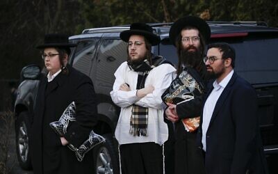 Des membres de la communauté juive se rassemblent devant la maison du rabbin Chaim Rottenberg à Monsey, à New York, le 29 décembre 2019, après une attaque à la machette qui a eu lieu la nuit précédente à l'intérieur de la maison du rabbin pendant la fête juive de Hanoukka. (Kena Betancur/AFP)
