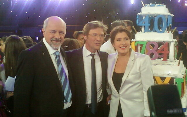 Bertrand Renard, Laurent Romejko et Arielle Boulin-Prat lors de l'émission spéciale « 40 ans » des « Chiffres et des lettres » diffusée le lundi 19 mars 2012 sur France 3. (Crédit : Mickael Denet / CC BY-SA 3.0) Bertrand Renard, Laurent Romejko et Arielle Boulin-Prat lors de l'émission spéciale « 40 ans » des « Chiffres et des lettres » diffusée le lundi 19 mars 2012 sur France 3. (Crédit : Mickael Denet / CC BY-SA 3.0)