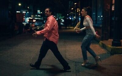 Adam Sandler interprète Howard Ratner et Julia Fox dans le rôle de Julia dans ‘Uncut Gems,’ réalisé par Josh et Benny Safdie. (Autorisation) Adam Sandler interprète Howard Ratner et Julia Fox dans le rôle de Julia dans ‘Uncut Gems,’ réalisé par Josh et Benny Safdie. (Autorisation)