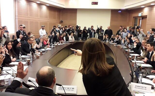 Les membres de la Knesset votent en faveur d'un projet de loi visant à accélérer la tenue d'élections pour le 2 mars 2020, lors de la Commission d'organisation de la Knesset, le 11 décembre 2019. (Knesset)