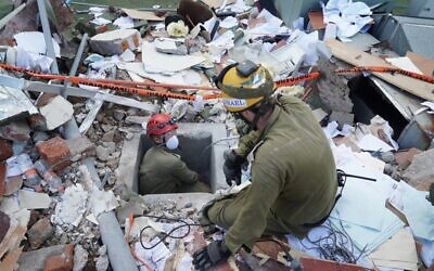 Illustration : Des soldats israéliens recherchent des survivants dans un bâtiment qui s'est effondré lors du tremblement de terre qui a frappé le Mexique le 24 septembre 2017. (Crédit : armée israélienne)