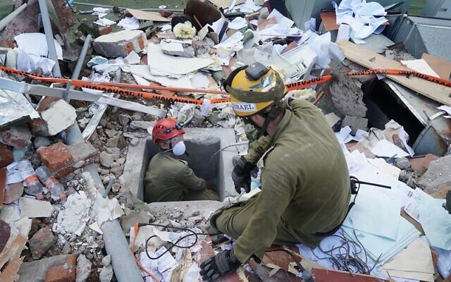 Illustration : Des soldats israéliens recherchent des survivants dans un bâtiment qui s'est effondré lors du tremblement de terre qui a frappé le Mexique le 24 septembre 2017. (Crédit : armée israélienne)