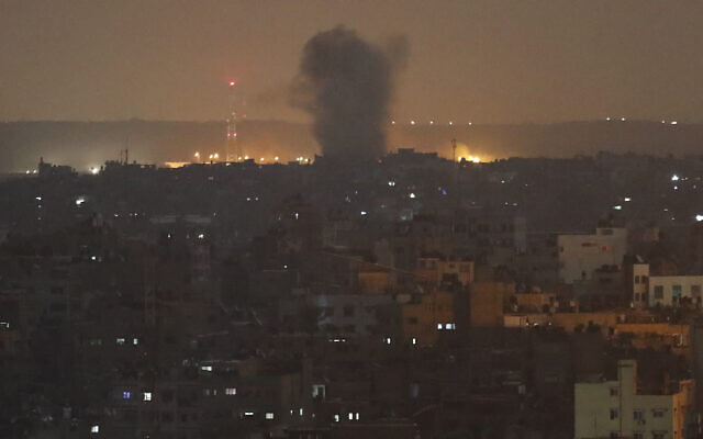 Photo d'illustration : Une explosion suite à des frappes israéliennes à Gaza City, le 14 novembre 2019 (Crédit : Adel Hana/AP) Photo d'illustration : Une explosion suite à des frappes israéliennes à Gaza City, le 14 novembre 2019 (Crédit : Adel Hana/AP)