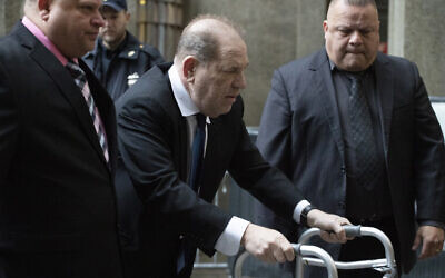 Harvey Weinstein, au centre, arrive pour une audience, le 11 décembre 2019 à New York. (Crédit : AP Photo/Mark Lennihan)
