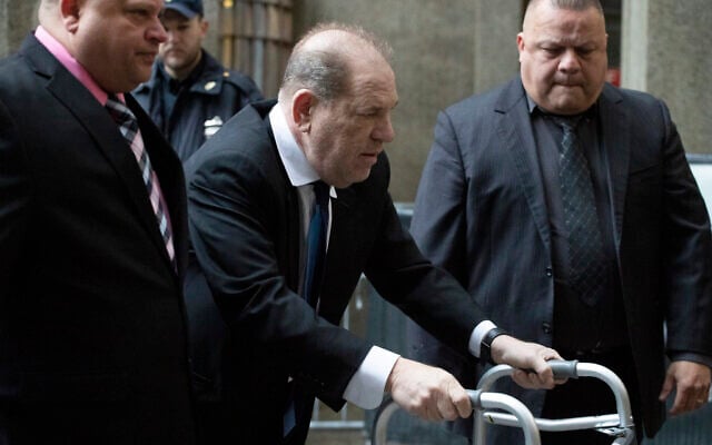 Harvey Weinstein, au centre, arrive pour une audience, le 11 décembre 2019 à New York. (Crédit : AP Photo/Mark Lennihan)