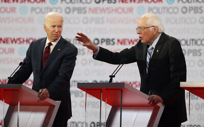 Les candidats à la présidentielle Bernie Sanders,à droite et Joe Biden écoute au cours du débat démocrate présidentiel le 19 décembre 2019 (Crédit :  AP Photo/Chris Carlson)
