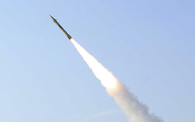 Illustration : photo publiée le 25 août 2010 par le ministère iranien de la Défense, prétend montrer le lancement du missile sol-sol à courte portée Fateh-110 par les forces armées iraniennes, dans un lieu secret. (Crédit : AP Photo/Ministère iranien de la Défense, Vahid Reza Alaei, HO)