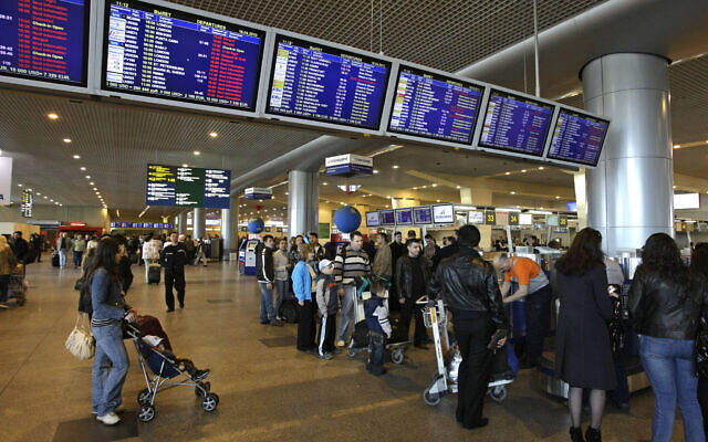 FILE --- Photo d'illustration : Des passagers à l'aéroport de Domodedovo, aux abords de Moscou, en Russie (Crédit :AP Photo/Misha Japaridze)