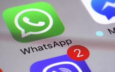 Logo WhatsApp sur un téléphone. (Crédit : AP Photo/Patrick Sison, File) Logo WhatsApp sur un téléphone. (Crédit : AP Photo/Patrick Sison, File)