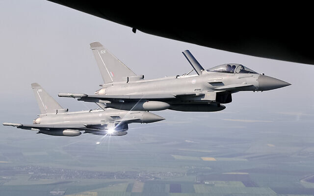 Photo d'illustration : Des avions Typhoon de la Royal Air Force escortent un appareil de transport au-dessus de l'est de la Roumanie, le 27 avril 2018 (Crédit :  AP Photo/Vadim Ghirda)
