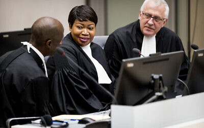 La procureure Fatou Bensouda, (au centre), et le procureur-adjoint James Stewart, (à droite), lors de la première audience du chef de la fédération de football de la république centrafricaine Patrice-Edouard Ngaissona à la Cour Pénale Iinternationale de La Haye, aux Pays-bas, le 25 janvier 2019. (Crédit : Koen Van Well/Pool photo via AP) La procureure Fatou Bensouda, (au centre), et le procureur-adjoint James Stewart, (à droite), lors de la première audience du chef de la fédération de football de la république centrafricaine Patrice-Edouard Ngaissona à la Cour Pénale Iinternationale de La Haye, aux Pays-bas, le 25 janvier 2019. (Crédit : Koen Van Well/Pool photo via AP)
