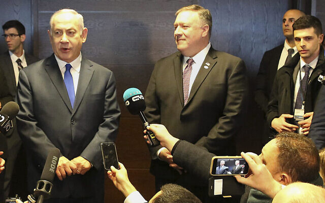 Le Premier ministre Benjamin Netanyahu, (à gauche), et le secrétaire d'État américain Mike Pompeo, (au centre), s'adressent aux journalistes en marge d'une conférence internationale sur le Moyen Orient à Varsovie, en Pologne, le 14 février 2019. (AP/Czarek Sokolowski) Le Premier ministre Benjamin Netanyahu, (à gauche), et le secrétaire d'État américain Mike Pompeo, (au centre), s'adressent aux journalistes en marge d'une conférence internationale sur le Moyen Orient à Varsovie, en Pologne, le 14 février 2019. (AP/Czarek Sokolowski)