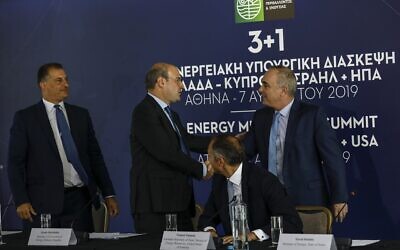 Archives : Le ministre grec de l'Environnement et de l'Énergie Kostas Hatzidakis, deuxième à gauche, serre la main du ministre israélien de l'Énergie Yuval Steinitz, à droite, sous le regard du secrétaire d'État adjoint américain à l'Énergie Francis Fannon, deuxième à droite, et du ministre chypriote de l'Énergie Georgios Lakkotrypis, à gauche, lors d'un sommet à Athènes, le 7 août 2019. (Crédit
: AP/Petros Giannakouris) Archives : Le ministre grec de l'Environnement et de l'Énergie Kostas Hatzidakis, deuxième à gauche, serre la main du ministre israélien de l'Énergie Yuval Steinitz, à droite, sous le regard du secrétaire d'État adjoint américain à l'Énergie Francis Fannon, deuxième à droite, et du ministre chypriote de l'Énergie Georgios Lakkotrypis, à gauche, lors d'un sommet à Athènes, le 7 août 2019. (Crédit
: AP/Petros Giannakouris)