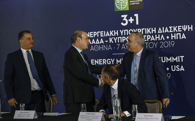 Archives : Le ministre grec de l'Environnement et de l'Énergie Kostas Hatzidakis, deuxième à gauche, serre la main du ministre israélien de l'Énergie Yuval Steinitz, à droite, sous le regard du secrétaire d'État adjoint américain à l'Énergie Francis Fannon, deuxième à droite, et du ministre chypriote de l'Énergie Georgios Lakkotrypis, à gauche, lors d'un sommet à Athènes, le 7 août 2019. (Crédit 
: AP/Petros Giannakouris)