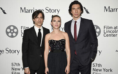 Le réalisateur, scénariste et producteur Noah Baumbach, à gauche, pose avec  Scarlett Johansson et Adam Driver lors de la première de "Marriage Story" au cours du 57è Festival du film de New York à l'Alice Tully Hall, le 4 octobre 2019 (Crédit : Evan Agostini/Invision/AP)