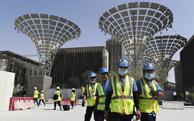 Sur cette photo du 8 octobre 2019, des techniciens marchent dans les trois quartiers thématiques du chantier en construction de l'Expo 2020 à Dubaï, aux Emirats Arabes Unis. (Crédit : AP Photo/Kamran Jebreili)
