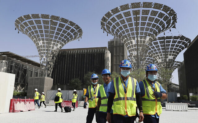 Sur cette photo du 8 octobre 2019, des techniciens marchent dans les trois quartiers thématiques du chantier en construction de l'Expo 2020 à Dubaï, aux Emirats Arabes Unis. (Crédit : AP Photo/Kamran Jebreili)