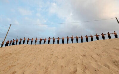 Des étudiants palestiniens montrent leurs compétences militaires à la faculté de droit et de police de Khan Younès, dans la bande de Gaza, le 24 octobre 2019 (Crédit : AP/Adel Hana) Des étudiants palestiniens montrent leurs compétences militaires à la faculté de droit et de police de Khan Younès, dans la bande de Gaza, le 24 octobre 2019 (Crédit : AP/Adel Hana)