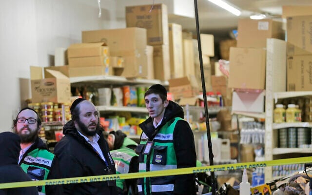 Des secouristes sont à l'œuvre dans un supermarché casher, lieu d'une fusillade à Jersey City, N.J., le mercredi 11 décembre 2019. Le maire de Jersey City, Steven Fulop, a déclaré que des tireurs ont ciblé le magasin lors d'une fusillade qui a tué plusieurs personnes mardi. (AP Photo/Seth Wenig) Des secouristes sont à l'œuvre dans un supermarché casher, lieu d'une fusillade à Jersey City, N.J., le mercredi 11 décembre 2019. Le maire de Jersey City, Steven Fulop, a déclaré que des tireurs ont ciblé le magasin lors d'une fusillade qui a tué plusieurs personnes mardi. (AP Photo/Seth Wenig)