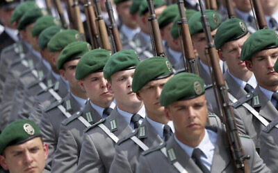 Des soldats assistent à une cérémonie de prestation de serment de l'armée allemande au ministère de la Défense à Berlin, en Allemagne, le 20 juillet 2019. (Crédit : AP / Michael Sohn)