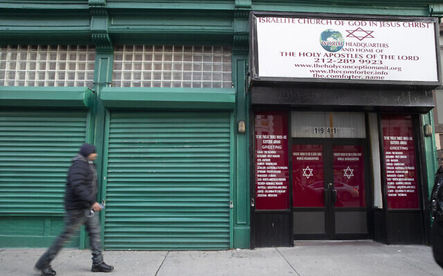 Un piéton passe devant le siège mondial de l'Église israélite en Jésus-Christ, le 12 décembre 2019, dans le quartier de Harlem, à New York. (Crédit : AP/Mary Altaffer)