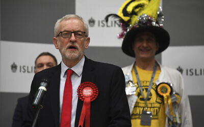 Jeremy Corbyn, chef du Parti travailliste de l'opposition britannique, prend la parole lors de la déclaration de son siège aux élections générales de 2019 à Islington, Londres, le vendredi 13 décembre 2019. (Crédit : AP/Alberto Pezzali)