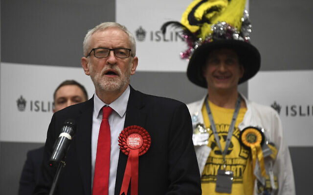 Jeremy Corbyn, chef du Parti travailliste de l'opposition britannique, prend la parole lors de la déclaration de son siège aux élections générales de 2019 à Islington, Londres, le vendredi 13 décembre 2019. (Crédit : AP/Alberto Pezzali)