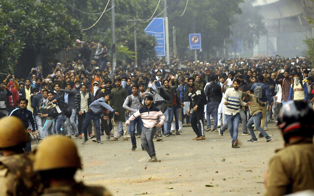 Des étudiants crient des slogans devant l'Université Jamia Millia Islamia lors d'une manifestation contre le projet de loi sur la citoyenneté, à New Delhi, Inde, le 13 décembre 2019. (Crédit : AP Photo) Des étudiants crient des slogans devant l'Université Jamia Millia Islamia lors d'une manifestation contre le projet de loi sur la citoyenneté, à New Delhi, Inde, le 13 décembre 2019. (Crédit : AP Photo)