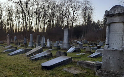 Sur cette photo datant du 16 décembre 2019, des dizaines de pierres tombales endommagées gisent au cimetière juif de Namestovo, en Slovaquie. (Crédit : AP / Karol Kurtulik) Sur cette photo datant du 16 décembre 2019, des dizaines de pierres tombales endommagées gisent au cimetière juif de Namestovo, en Slovaquie. (Crédit : AP / Karol Kurtulik)