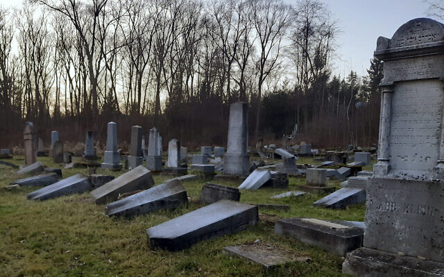 Sur cette photo datant du 16 décembre 2019, des dizaines de pierres tombales endommagées gisent au cimetière juif de Namestovo, en Slovaquie. (Crédit : AP / Karol Kurtulik)