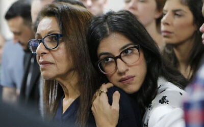 La mère de Naama Issachar, Yaffa Issachar (à gauche), et sa sœur Liad Goldberg assistent à une audience d'appel dans une salle d'audience à Moscou, en Russie, le 19 décembre 2019. (Crédit : Alexander Zemlianichenko Jr./AP) La mère de Naama Issachar, Yaffa Issachar (à gauche), et sa sœur Liad Goldberg assistent à une audience d'appel dans une salle d'audience à Moscou, en Russie, le 19 décembre 2019. (Crédit : Alexander Zemlianichenko Jr./AP)