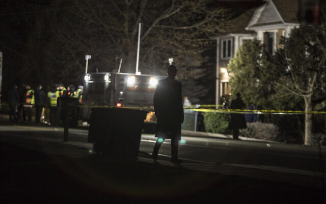 Les autorités et les premiers secours réunis devant une résidence de Monsey, à New York, après une attaque au couteau commise pendant une célébration de Hanoukka, le 29 décembre 2019 (Crédit : AP Photo/Allyse Pulliam)