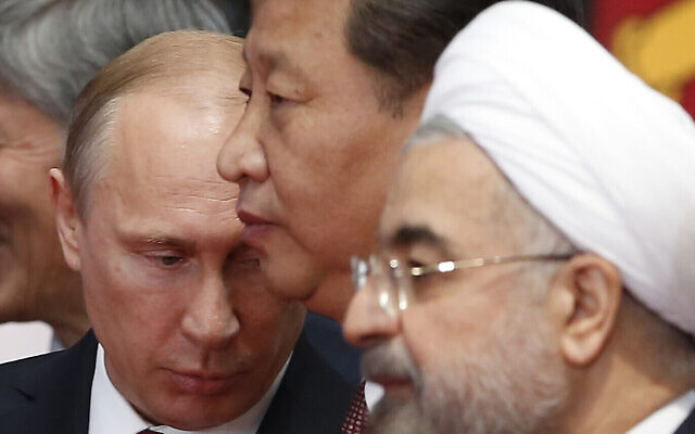Le président russe Vladimir Poutine, à gauche, le président chinois Xi Jinping, au centre, et le président iranien Hassan Rouhani avant la cérémonie d'ouverture de la quatrième conférence sur les mesures d'interaction et de renforcement de la confiance en Asie (CICA) à Shanghai, Chine, le 21 mai 2014. (Crédit : AP / Aly Song, Pool)