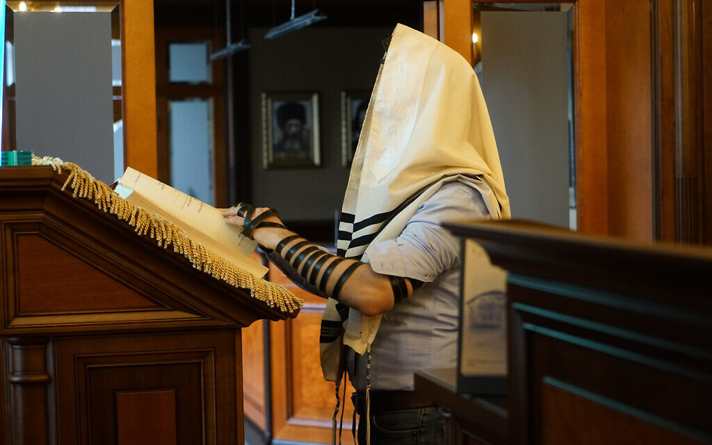 Alexander Vetshteyn prie à la synagogue de Jurmala en Lettonie, le 30 octobre 2019. (Crédit : Cnaan Liphshiz/JTA)
