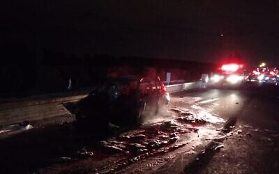 L'épave brûlée d'une voiture qui a heurté l'arrière d'un camion et s'est enflammée lors d'un accident de la route 25, le 10 décembre 2019. (Crédit : Magen David Adom)