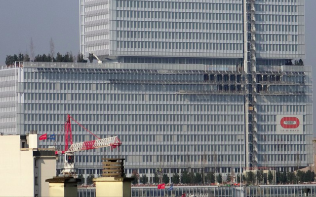 Le Tribunal de Paris à la fin de sa construction. (Crédit : Jeanne Menjoulet (photographie) et Renzo Piano (bâtiment) / CC BY-SA 2.0)