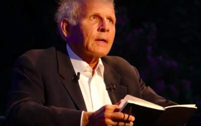 Patrick Poivre D’Arvor lors de son spectacle « Plaisirs d’amour ». (Crédit : Spectacle Plaisirs d'amour / Capture d’écran YouTube)
