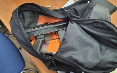 Une mitraillette trouvée parmi des livres d'école dans un sac appartenant à un lycéen arabe israélien, le 23 décembre 2019. Crédit : police israélienne)