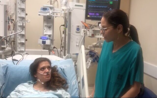 Capture d'écran d'une vidéo du Dr Gabby Elbaz Greener et de l'enseignante Chen Danziger, qui a survécu à une crise cardiaque quasi fatale grâce aux soins de réanimation assurés par deux de ses élèves, le 17 décembre 2019. (Autorisation ; hôpital Hadassah) Capture d'écran d'une vidéo du Dr Gabby Elbaz Greener et de l'enseignante Chen Danziger, qui a survécu à une crise cardiaque quasi fatale grâce aux soins de réanimation assurés par deux de ses élèves, le 17 décembre 2019. (Autorisation ; hôpital Hadassah)