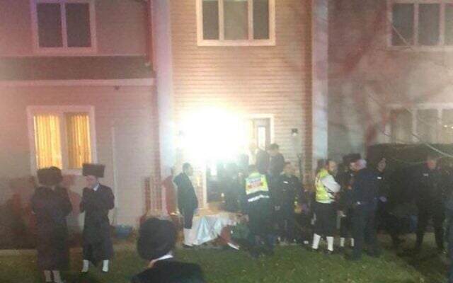 La scène d'une attaque au couteau à Monsey, dans l'Etat de New-York, au septième jour de Hanoukka, qui a fait cinq blessés dont deux graves (Capture d'écran : Twitter) La scène d'une attaque au couteau à Monsey, dans l'Etat de New-York, au septième jour de Hanoukka, qui a fait cinq blessés dont deux graves (Capture d'écran : Twitter)