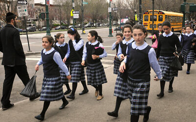 Illustration : des fillettes ultra-orthodoxes dans le quartier de Crown Heights à Brooklyn, le 21 mars 2012. (Crédit : Serge Attal/FLASH90)