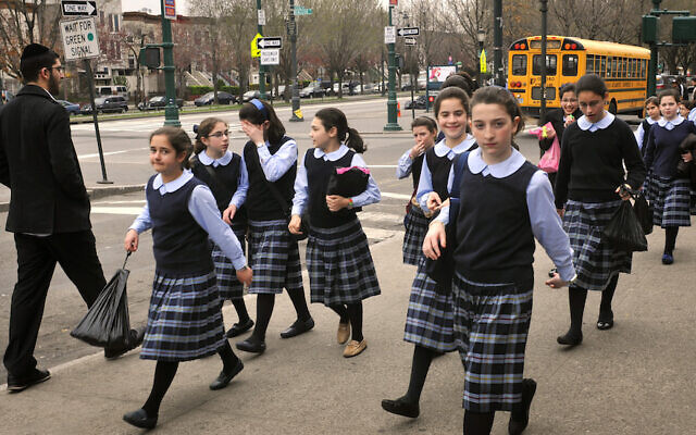 Illustration : des fillettes ultra-orthodoxes dans le quartier de Crown Heights à Brooklyn, le 21 mars 2012. (Crédit : Serge Attal/FLASH90)