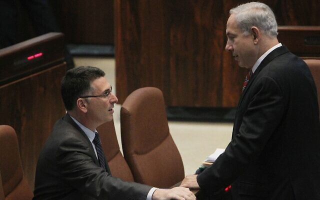 Le Premier ministre Benjamin Netanyahu (à droite) s'entretenant avec Gideon Saar, alors ministre de l'Éducation, à la Knesset, le 16 octobre 2012. (Miriam Alster/Flash 90/File) Le Premier ministre Benjamin Netanyahu (à droite) s'entretenant avec Gideon Saar, alors ministre de l'Éducation, à la Knesset, le 16 octobre 2012. (Miriam Alster/Flash 90/File)